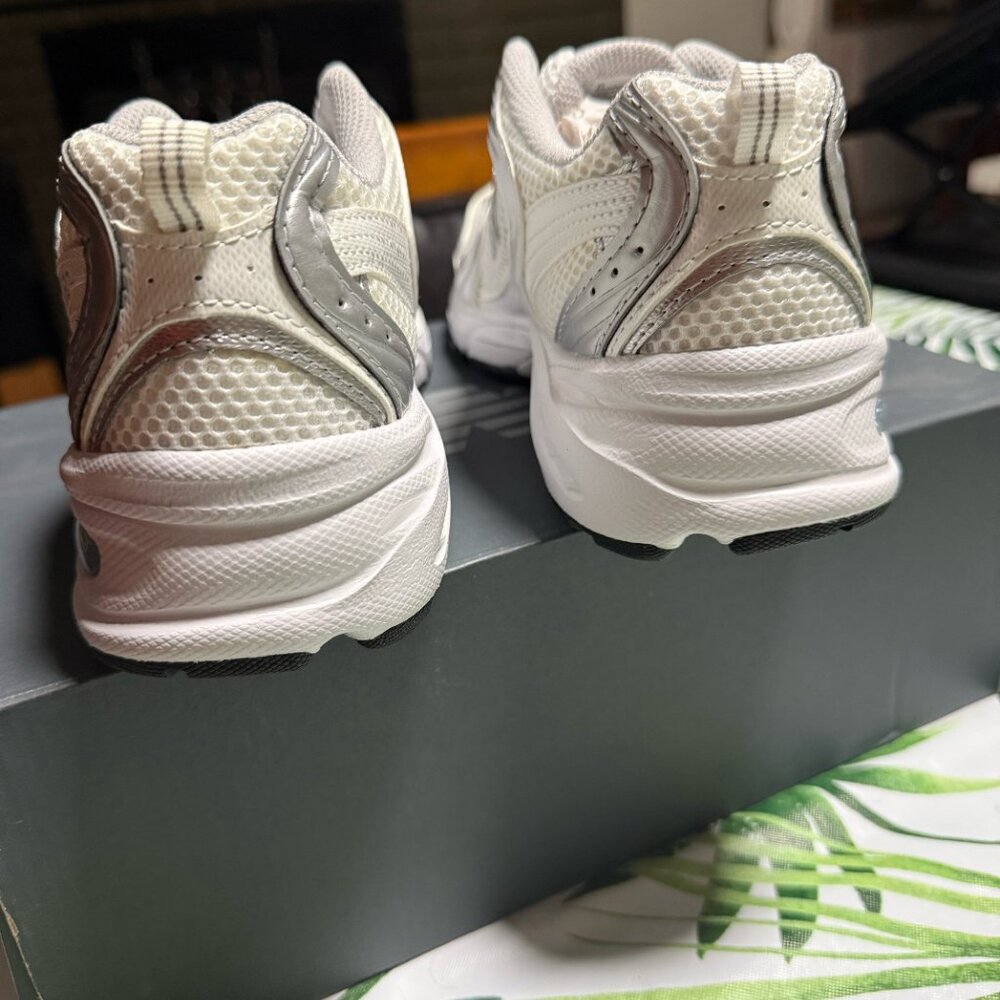 New Balance 530 Women’s 7.5 White Silver Sneakers NIB - Picture 5 of 7